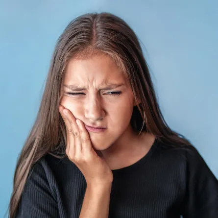 صورة لطفلة تشعر بألم أسنانها