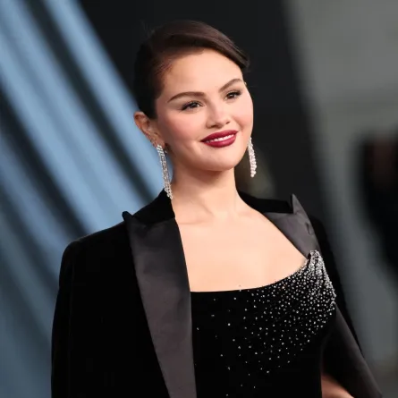  لون أحمر الشفاه الذي يناسب الشعر الداكن؟