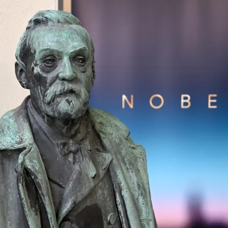 تمثال نصفي للكيميائي والمخترع ورجل الأعمال السويدي ألفريد نوبل، مؤسس جوائز نوبل وسمي باسمه، في 6 أكتوبر 2025 في معهد كارولينسكا في ستوكهولم، السويد ( مصدر الصورة: Jonathan Nackstrand / AFP)