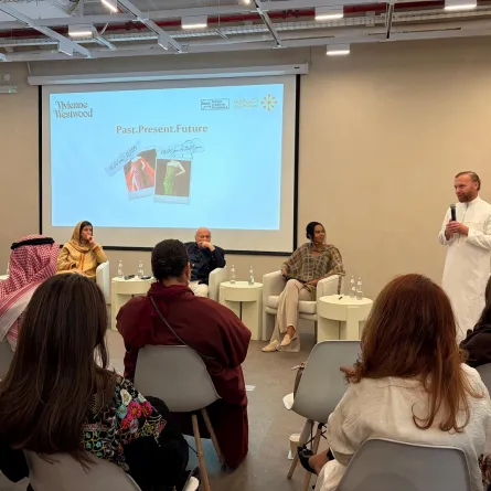 بوراك شاكماك خلال الجلسة الحوارية التي جمعت فنون التراث وعلامة فيفيان وستوود