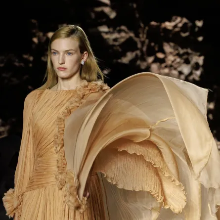 فستان من أشواق المرشد -الصورة من المكتب الاعلامي