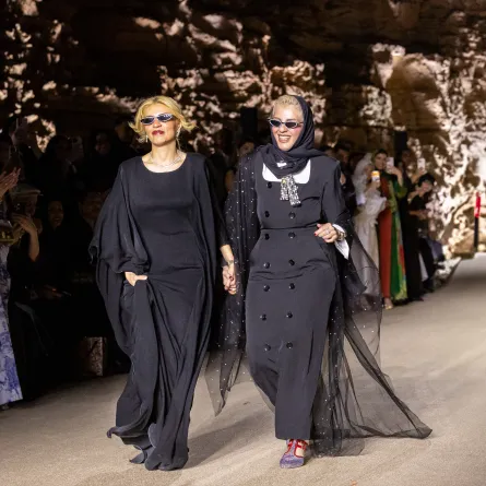 علياء وعبير عريف من عرض اليوم الأول في  أسبوع الأزياء في الرياض- الصورة من المكتب الاعلامي لأسبوع الأزياء في الرياض