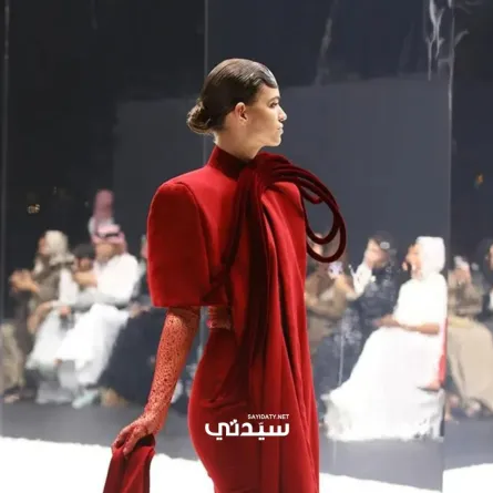 فستان أحمر من تيما عابد من عروض أسبوع الأزياء في الرياض 2024  - تصوير مي الحربي - خاص سيدتي