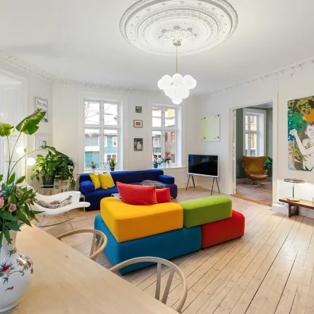 غرفة معيشة مفتوحة ملونة