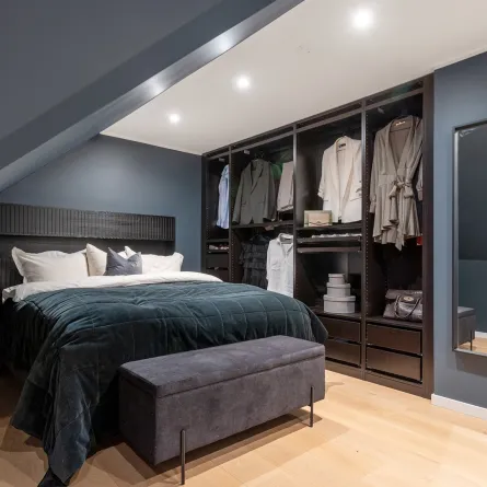 خزانة ملابس مصممة بعناية في غرفة النوم