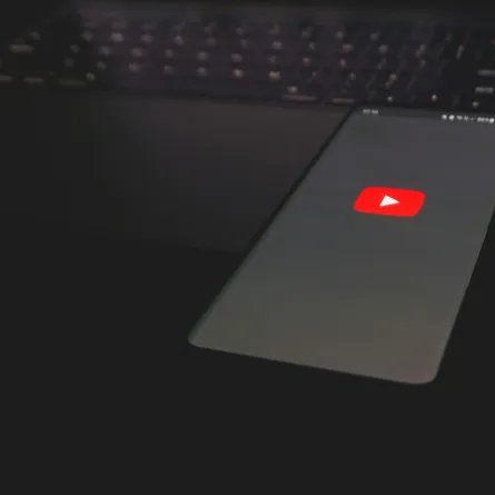 يوتيوب تطلق أداة جديدة للكشف عن الفيديوهات المزيفة - الصورة من موقع unsplash by azamat