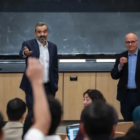 لقطات من احتفاء الطلبة السعوديين بالبروفيسور عمر ياغي – الصورة من وكالة الأنباء السعودية "واس"