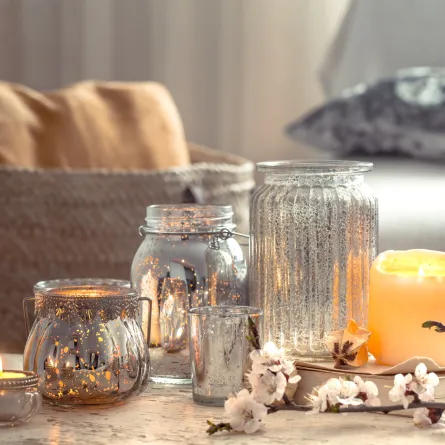 غرفة معيشة مودرن مع شموع معطرة