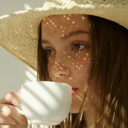 فتاة تشرب القهوة- المصدر: pexels-anna-nekrashevich