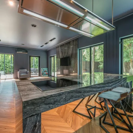 غرفة معيشة مفتوحة مع أرضية لافتة مكسوة بالباركيه الطبيعي