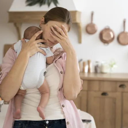 صورة لأم تعاني من الصداع- مصدر الصورة freepik