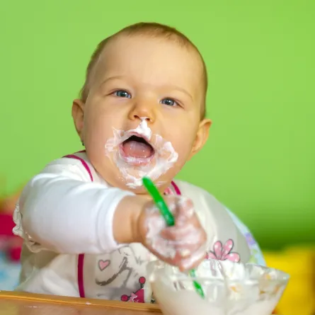 يحب الرضع تناول اللبن الزبادي