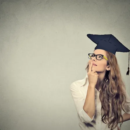 فتاة تخرجت من الجامعة تفكر في مستقبلها 