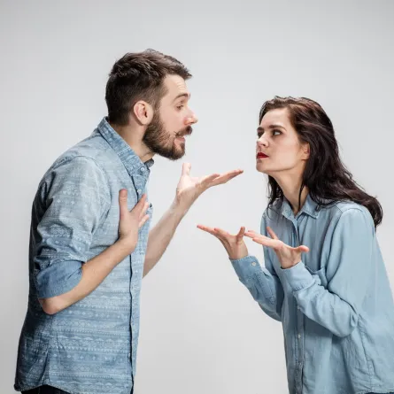 زوجان يبدو ان التوتر يسود علاقتها الزوجية