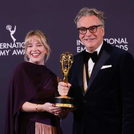 أنيا ويلسون Anya Wilson وكينتون ألين Kenton Allen في توزيع جوائز إيمي الدولية 2025. مصدر الصورة: Leonardo MUNOZ / AFP