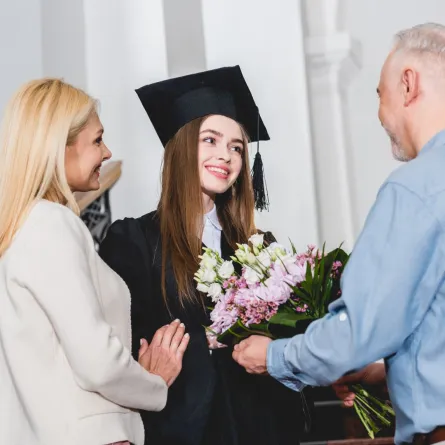 أبوان يهنئان ابنتهما