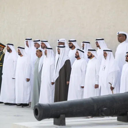 الشيخ محمد بن زايد آل نهيان خلال تحية علم الدولة في قصر الحصن. الصورة من وكالة الأنباء الإماراتية "وام"