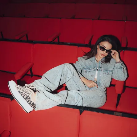 ماغي بوغصن بالسروال الجينز المرصع بالأحجار اللامعة -الصورة من حسابها على إنستغرام