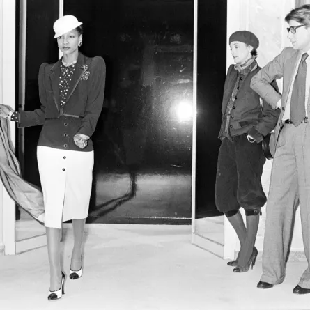 ناعومي كامبل Naomi Campbell في عرض إيف سان لوران خريف 1987 Yves Saint Laurent، في باريس (مصدر الصورة: Pierre Vauthey/ Sygma/Sygma via Getty Images)