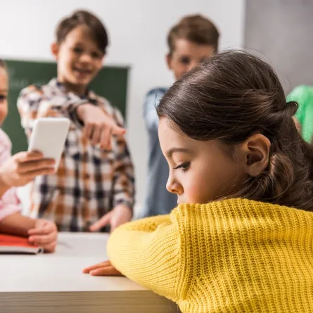 طفلة تتعرض للتنمر 