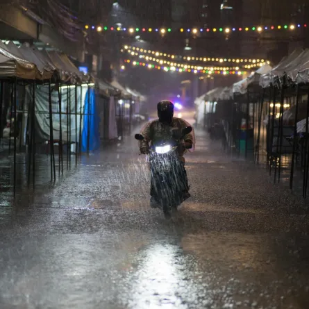  حلم المطر الغزير في الليل - الصورة تعبيرية