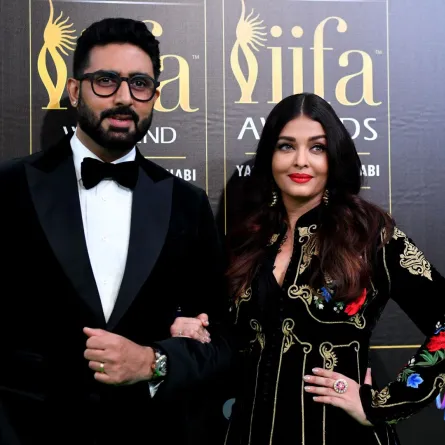 أبهيشيك باتشان مع زوجته آيشواريا راي باتشان Abhishek Bachchan with wife Aishwarya Rai Bachchan في حفل جوائز الأكاديمية الدولية للأفلام الهندية 2022. مصدر الصورة: Ryan LIM / AFP