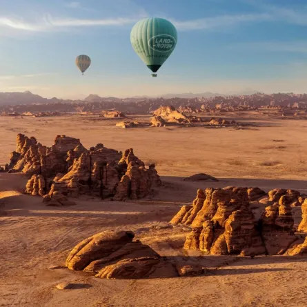 التحليق في سماء العلا بالمنطاد