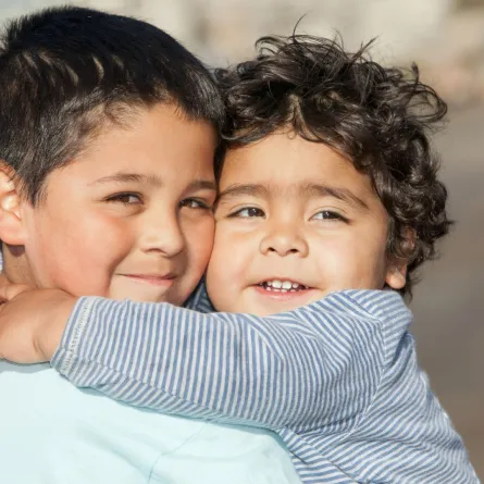 صورة طفلين يتعانقان