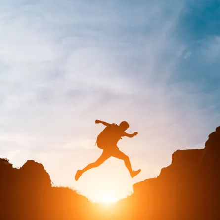 شاب يقفز ما بين تلين مرتفعين