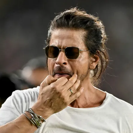 شاروخان في ملعب ناريندرا مودي في أحمد آباد (Shah Rukh Khan in the Narendra Modi Stadium of Ahmedabad). مصدر الصورة: Punit PARANJPE / AFP