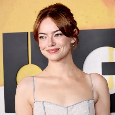 إيما ستون في نيويورك (Emma Stone in New York City). مصدر الصورة Photo by Jamie McCarthy / GETTY IMAGES NORTH AMERICA / Getty Images via AFP