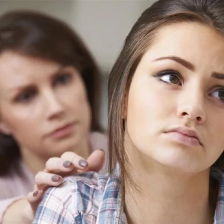 صورة لأم ومراهقة غاضبة