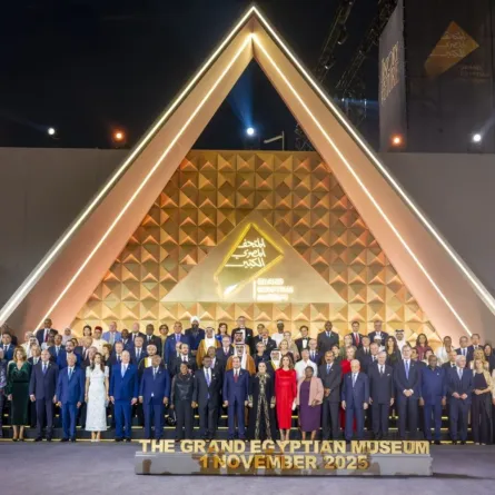 الرئيس المصري عبد الفتاح السيسي والسيدة الأولى انتصار السيسي مع المسؤولين والضيوف خلال حفل افتتاح المتحف المصري الكبير في الجيزة. مصدر الصورة: EGYPTIAN PRESIDENCY / AFP