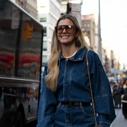 القميص الدنيم مع تنورة من الخامة نفسها - الصورة من Launchmetrics/Spotlight ©