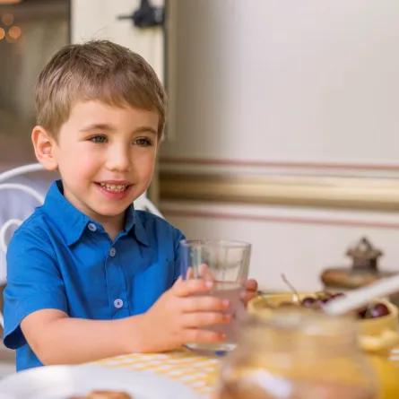 صورة لطفل يتناول وجبة الافطار