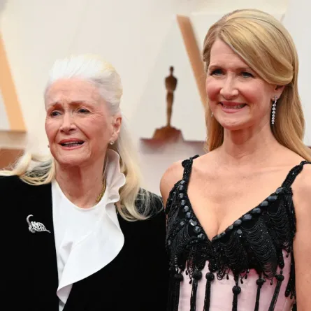 لورا ديرن مع والدتها ديان لاد Laura Dern with mom Diane في حفل توزيع جوائز أوسكار 2020. مصدر الصورة: Ladd Robyn Beck / AFP