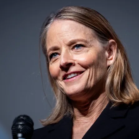 جودي فوستر في مسرح نقابة المخرجين الأمريكيين في لوس أنجلوس، كاليفورنيا (Jodie Foster at the DGA Theater in Los Angeles, California). مصدر الصورة: ETIENNE LAURENT / AFP