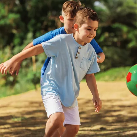 صورة لطفل يلعب 