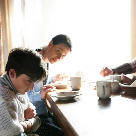 صورة لطفل مع عائلته