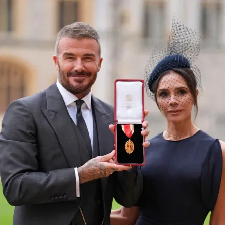 ديفيد بيكهام بجانب زوجته فيكتوريا بيكهام في قلعة وندسور (David Beckham next to his wife Victoria Beckham at Windsor Castle). مصدر الصورة: Andrew Matthews / POOL / AFP