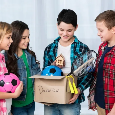 صورة لأصدقاء يوزعون ما لا يحتاجونه