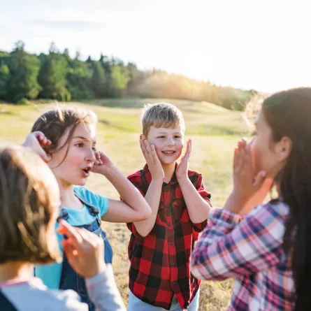 صورة أطفال مع الألغاز