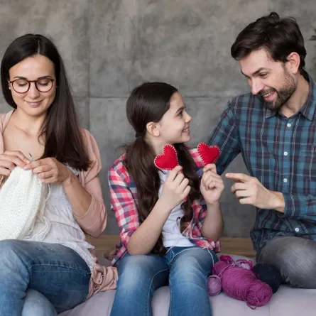 صورة لأسرة تتمتع بالحب والتواصل