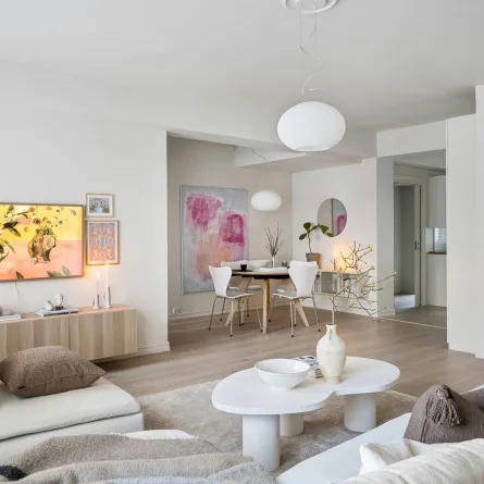 غرفة معيشة مودرن مميزة بألوانها الفاتحة