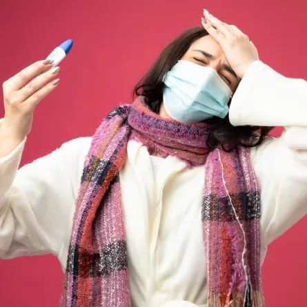 سيدة تعاني من أعراض الإنفلونزا الجديدة 2025 Image By Freepik