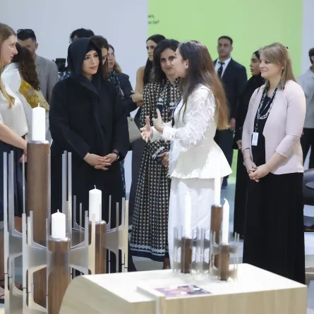 الشيخة لطيفة بنت محمد بن راشد آل مكتوم خلال تجولها في معرض داون تاون ديزاين. الصورة من مكتب دبي الإعلامي