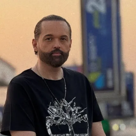 زوجة محمد محمود عبد العزيز تمر بوعكة صحية.. ويطالب الجمهور بالدعاء