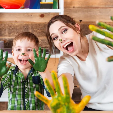 صورة لأم وطفلها يلعبان بالألوان