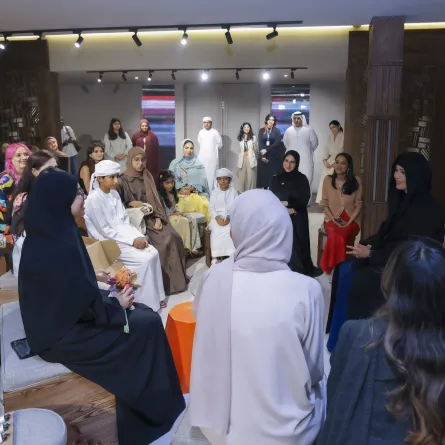 لطيفة بنت محمد خلال لقائها بالحرفيين وأصحاب المشاريع الناشئة. الصورة من الحساب الرسمي للشيخة لطيفة بنت محمد على منصة x 