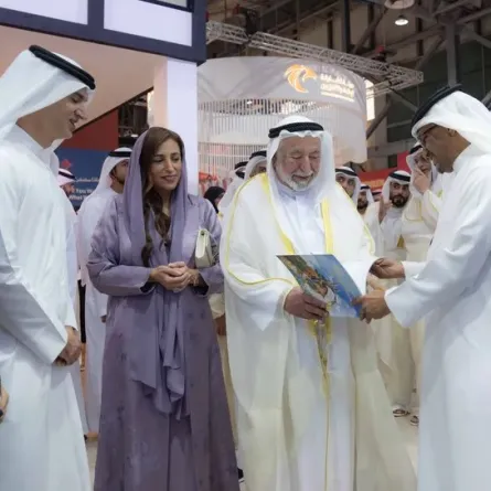 حاكم الشارقة والشيخة بدور القاسمي خلال جولتهما في معرض الشارقة للكتاب. الصورة من مكتب الشارقة الإعلامي